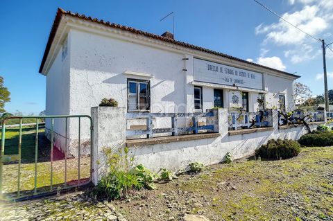 Identificação do imóvel: ZMPT562900 4 Bedroom villa, divided into two villas, each with two bedrooms, kitchen, living room, and bathroom. At the back of the main villa there is another house with several rooms, storage, and sheds, which was used to s...
