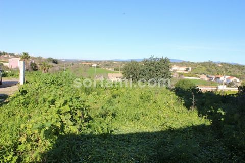 Plot of land in Estômbar, with a project and very well located. This plot of land is located in a quiet residential area close to all services. Just five minutes from Vila de Estômbar and 9 km from Praia da Rocha. Excellent investment in an area of e...