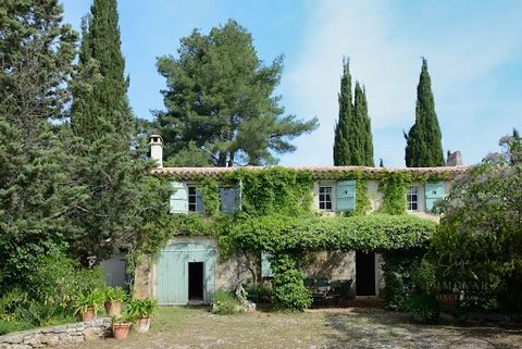 Situé à La Cadiere d'Azur à environ 4 km de la mer , ce mas provençal du 19ème sièclede 225 m2 est édifié sur une propriété de 2.4 hectares avec vignes et olivers . Dans un environnement protégé au coeur de l'AOC Bandol., la maison et la piscine sont...