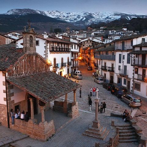 GREAT BUSINESS OPPORTUNITY! Hostel for sale in El Candelario, declared as a Historic-Artistic Site. The hostel has been fully operational until about 3 years ago, it has a large accommodation capacity, more than 36 bedrooms, with the possibility of e...