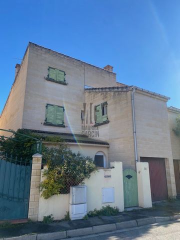 To the north of MONTFAVET in a suburban area, come and discover this house of 96 m2 accompanied by its small garden and composed as follows: On the ground floor, a bright living room opening onto a south-east facing veranda as well as a kitchen of 12...