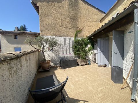 Au pied du Mont Ventoux, au cœur du village de BEDOIN, à vendre maison de village rénovée avec studio indépendant pouvant communiquer avec la maison. La partie principale de l'habitation s’étend sur 3 niveaux, et comprend une entrée, au premier étage...