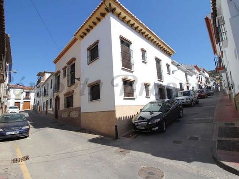 This 3 storey townhouse, completely new and recently built is one of our wonderful townhouses in Casabermeja. Just 15 minutes drive from Malaga city, Casabermeja is a village located between the mountains of Malaga that stands out for its calm and th...