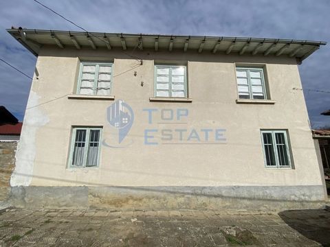 Top Estate Real Estate biedt u een huis met twee verdiepingen en een garage in het dorp Dlagnya, regio Gabrovo. Het dorp Dlagnya ligt in het centrale Balkangebergte, op 10 km van de stad Dryanovo en op 17 km van de stad Veliko Tarnovo. De eerste verd...