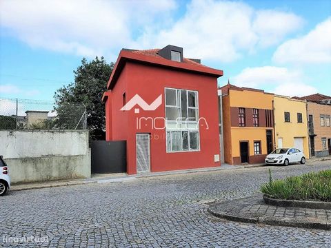 Nouvel appartement de 2 chambres au rond-point d’Areosa Porto Nous trouvons cet appartement de 2 chambres sur la Rua Feliciano Castilho, inséré au rez-de-chaussée d’une communauté fermée appelée Casas da Árvore où se distingue l’unicité dans la distr...