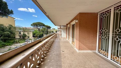 La Mignanelli Real Estate ha il piacere di presentare un appartamento ottimamente esposto con grande terrazza di circa 40mq in via Flaminia, all'interno di un comprensorio con parco giochi e piscina. L'immobile si presenta in ottime condizioni, pront...