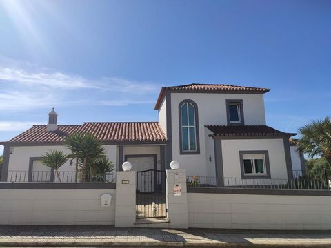 Large villa on a 1.734 sqm plot of land with a heated swimming pool and mature Mediterranian garden, situated in the popular urbanization of Cerro Azul, close to all amenities, beaches and Faro airport. Four bedroom villa with heated pool, double gar...