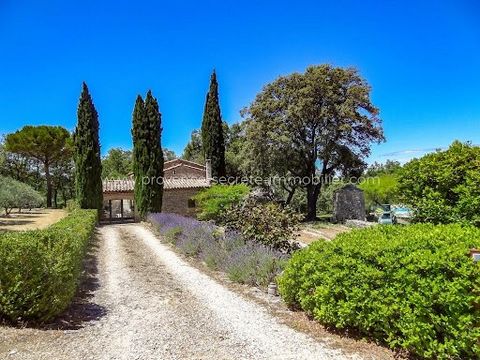 In the Luberon Nature without any visual or noise nuisance, Provence Secrète just found this stone farmhouse to renovate. The site is beautiful in a Provencal atmosphere with view of the reliefs and near the famous villages of Bonnieux and Lourmarin....