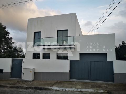 House divided over 3 floors. It consists of an equipped kitchen, living room, bathroom, two bedrooms with built-in wardrobes, garden and garage on the 0th floor. Suite with built-in wardrobe and access to the balcony, living room on the 1st floor and...