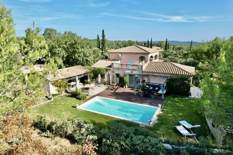 Come and discover this villa built in 2000, about 170m2, ideally located, on the heights of Castillon-du-Gard, only 15km from Uzès. Designed for nature lovers, it offers beautiful volumes, sublimated by an elegant choice of materials, perfectly distr...