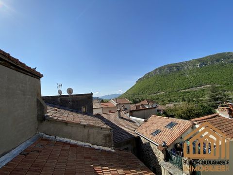 Your agency Buech Durance Immobilier in Tallard presents this building composed of five apartments in Laragne-Montéglin. On the ground floor a double garage of 32m2, a studio of 18m2, on the first floor we find a studio of 24m2, a studio bis with a b...