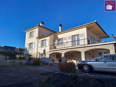 Very rare with an exceptional view!!! House of 204 m2 on land of 2380 m2, facing south and quiet. This house, completely renovated with taste, offers a generous and bright living space. 6 rooms, 4 bedrooms, equipped kitchen and 1 office. Garage, cell...