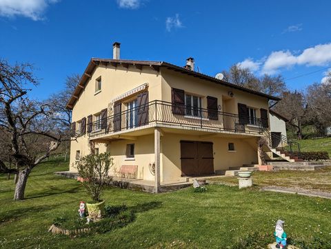 Great potential for this 140 m² house located 5 minutes from the center of Saint Girons, with its convertible attic of approximately 90 m², a large basement, a 2-vehicle garage, a workshop as well as a recent outbuilding. All on a pleasant and sunny ...