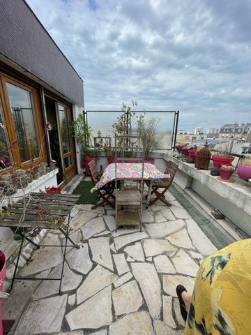 LIFE ANNUITY OCCUPIES ON LADY OF 75 YEARS: BOUQUET: 80.000 € + MONTHLY PENSION OF 965 €. On the 7th and last floor of a condominium in Les Lilas, a beautiful apartment with a large terrace and a balcony overlooking PARIS: entrance, living room with k...