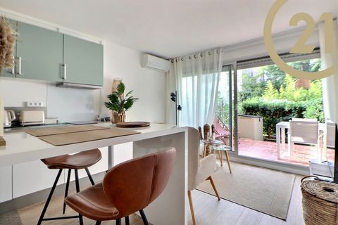 VENTE EN EXCLUSIVITE - SAINT-RAPHAËL - SANTA LUCIA - Situé à proximité du port, au pied de la future 'PROMENADE DES BAINS', dans une résidence sécurisée avec gardien, charmant appartement 2 pièces de 25.27m2 situé en rez-de-jardin surélevé. Il se com...