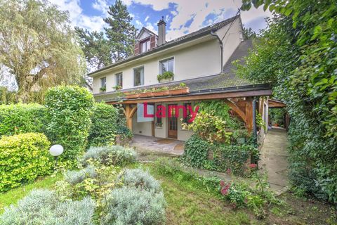 A deux pas de la gare, Sur lÎle Migneaux, dans un écrin de verdure, cette maison se compose au rez-de-chaussée : dentrée, grande pièce à vivre divisée par arcades, cuisine dété américaine donnant sur la terrasse et le jardin, chambre, salle deau, dou...