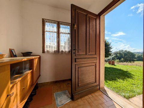 MAISON À LA CAMPAGNE 126 M2, TERRAIN DE 5594 M2 ARBORÉ, BELLE VUE, 3/4 CHAMBRES, EXPOSÉE OUEST Découvrez cette maison A RÉNOVER denviron 126 m², nichée dans un CADRE VERDOYANT avec une vue dégagée sur la nature. La maison se compose dune ENTRÉE LUMIN...