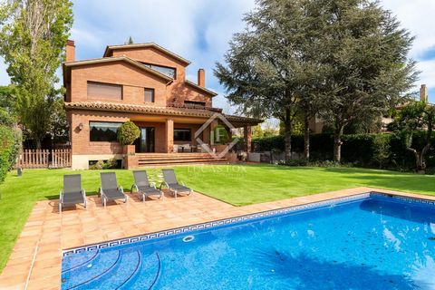 Lucas Fox presents this exclusive 580 m² detached house on a 1,300 m² plot for rent in the quiet area of Parc Central, Sant Cugat. The property stands out for its large garden with swimming pool so you can enjoy the relaxed and private surroundings. ...