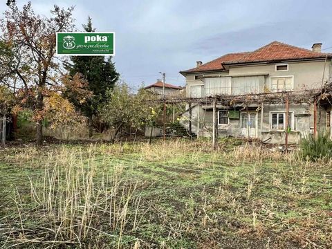 Roca Imoti bietet ein zweistöckiges Haus im zentralen Teil des Dorfes Bogomilovo. Das Anwesen befindet sich in zwei Straßen und besteht aus zwei separaten Gebäuden, einer Garage und einem Steingebäude. Im ersten Stock befindet sich ein Wohnzimmer mit...