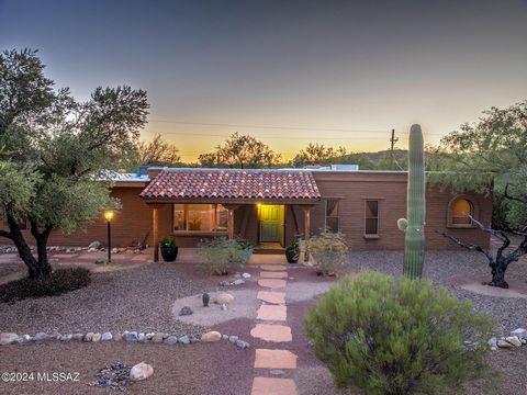 At the foot of the Catalinas sits your very own southwest-style resort paradise with stunning mountain views, sparkling pool, in-ground spa, koi pond and gorgeous desert landscaping abound. One of the very few homes in Tucson with Sabino Creek mesqui...