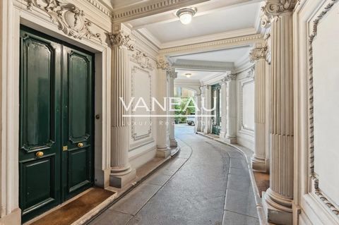 El Grupo VANEAU le ofrece, Boulevard Saint Germain, un estudio muy agradable ubicado en el 6º piso de 20,79 m2. Esta propiedad íntegramente en el patio, en perfecto estado, consta de una entrada, un salón, una cocina amueblada y equipada y un baño co...