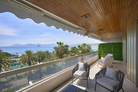 Cannes Croisette 3 pièces en étage élevé, rénové et complètement optimisé pour une surface totale de 61 m². L'appartement offre une entrée, un séjour salle à manger avec espace bureau, une cuisine entièrement équipée, 2 chambres avec salles de douche...