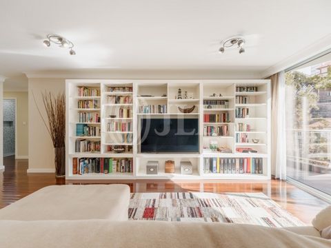 1+1 bedroom apartment with 111 sqm of gross private area, in a condominium with garage, storage room, and balcony, in Funchal, Madeira. This apartment features a spacious 40 sqm living room, dining area, fully equipped kitchen, storage room, laundry,...