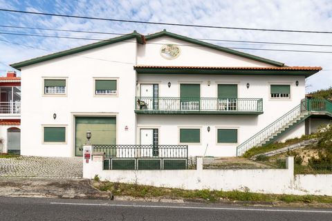 Uitstekende villa met 3 slaapkamers, gelegen in een zeer rustige en vredige omgeving, op korte afstand van alle winkels en diensten, evenals stranden. Deze villa bestaat uit een ruime woon- en eetkamer, aangevuld met een balkon, een grote keuken, een...