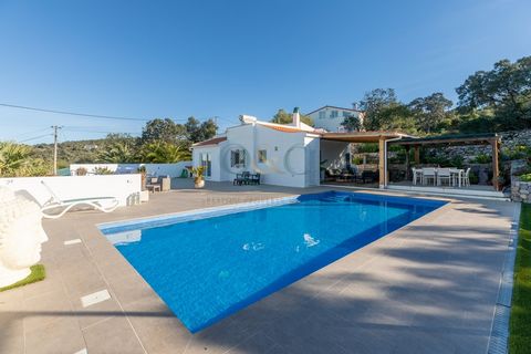 This charming single-story Villa with 2 bedrooms and 2 bathrooms, is situated in Santa Bárbara de Nexe in a very peaceful location with sea views. Walk through the front door into the entrance hall and onto the sitting/dining room opens to a fully fi...