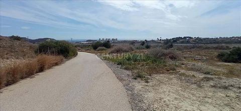 Wilt u een residentieel stadsperceel te koop kopen in Villajoyosa? Uitstekende gelegenheid om deze residentiële stadsgrond te verwerven, gelegen in de stad Villajoyosa, in de provincie Alicante. Het is een terrein met vegetatie en oneffenheden die ty...