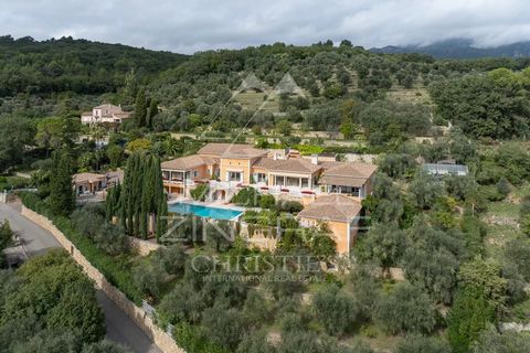 Exclusivité. Située à seulement 25 minutes de l’aéroport de Nice, cette vaste propriété de maître offre un incroyable potentiel. Nichée sur un terrain magnifiquement arboré d’arbres centenaires, elle bénéficie d'une position dominante avec une vue im...