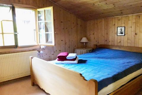 Welkom in ons charmante chalet in het hart van Rougemont! Dit prachtig ingerichte en gemeubileerde chalet biedt een gezellig toevluchtsoord met 3,5 slaapkamers en 2 badkamers verdeeld over drie verdiepingen. De ruime woonkamer, met een open haard, ba...