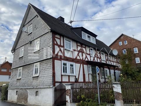 Hier kunt u niet één, maar twee afzonderlijke wooneenheden verwachten in een monumentaal vakwerkhuis. Deze unieke woning biedt niet alleen historische charme, maar ook de mogelijkheid om uw droomhuis aan te passen met een extra unit. Hoogtepunten van...