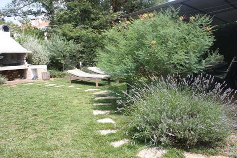 Die Ferienwohnung befindet sich im Erdgeschoss des Hauses mit direktem Ausgang zum eigenen, privatem Garten der von Blumen, Kräuter, Olivenbäumen und Lavendel umgeben ist. Der ganze Garten wird zu Ihrer Oase zum Entspannen, Grillen, Lesen. Die überda...