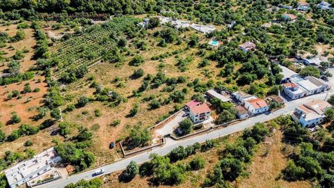 Terreno rustico a Santa Bárbara de Nexe TERRENO RUSTICO, BUON ACCESSO, SUPERFICIE GENEROSA, POSIZIONE, VISTA MARE Ottimo terreno rustico situato a Colmeal, nella parrocchia di Santa Bárbara de Nexe, nel comune di Faro. Ha un buon accesso in auto o ve...