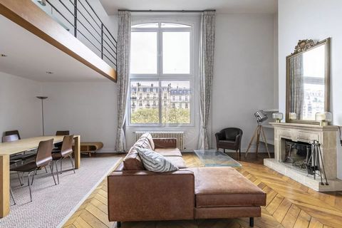 Situé aux derniers étages d'un bel immeuble 1890, appartement de 101 m² habitables (122 m² au sol). Il se compose au premier niveau d'un grand salon cathédrale (4,45 m HSP), d'une cuisine et d'une buanderie. Aux étages supérieurs, distribués par un e...