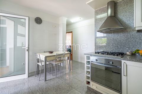 Identificação do imóvel: ZMPT570665 Come and see this incredible flat in Funchal, a 3-bedroom flat with excellent areas and stunning views. Located close to the city centre, but far enough away from the city noise, this property is perfect for those ...