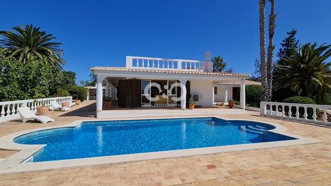 O&O Portugal is verheugd om de markt een villa aan te bieden die een oase van rust, kalmte en eenzaamheid is, maar toch op korte afstand van Lagos, Praia da Luz, Burgau en enkele van de mooiste stranden van de Algarve. Vila Nilla is een groot gerenom...