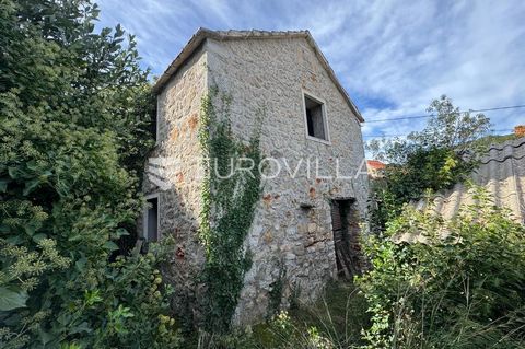 Hvar, an authentic stone house located in the picturesque village of Dol on the beautiful island of Hvar, only 2.5 kilometers from the historic Old Town. This 122 m² property perfectly combines the traditional Dalmatian style with the potential for m...