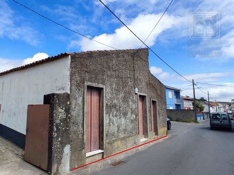 Commercial space for rent, located in the parish of Arrifes, Ponta Delgada. This space was previously used as a café. It has the potential to be adapted to various branches of business or services. However, given that the space does not currently hav...