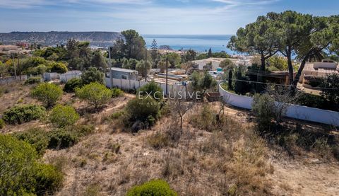 Gelegen in een verhoogde positie op de heuvels van Monte Lemos, met uitzicht op Praia da Luz, biedt dit gloednieuwe project van vijf kavels de mogelijkheid om een Mario Martins villa te ontwerpen, met 180º zeezicht, op loopafstand van het strand en h...