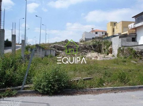 Terreno para construção em altura, em Lustosa - Lousada, em frente á empresa de confeções Calvelex. Lote com 880 m2. Área de construção de 1.981 m2. Possibilidade de construção em altura, para construção de 3 pisos, sendo 2 comércios no rés- do - chã...