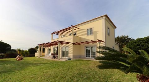 Cette villa traditionnelle de luxe est composée de trois niveaux. Au rez-de-chaussée, il y a un hall d'entrée, menant à un très grand salon avec des portes vitrées vers le jardin et une salle à manger séparée, également avec un accès au jardin. Sur l...