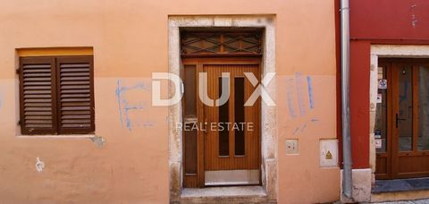 Location: Istarska županija, Rovinj, Rovinj. ISTRIA, ROVINJ - Casa da ristrutturare nel centro storico, a 30 metri dal mare Rovigno è un romantico Mediterraneo, una destinazione per tutti coloro che desiderano l'atmosfera sentimentale del tempo che è...