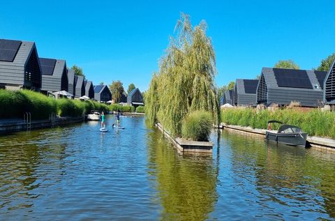 Dit luxe vakantiehuis met een eigen aanlegsteiger in het Friese Balk is zeer geschikt voor vakanties met familie. Vanuit de woning stap je zo je sloep in en heb je een directe verbinding naar het Friese Slotermeer. De watervilla heeft een ruime woonk...