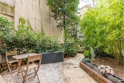 Quai des Grands Augustins, in een prachtig oud gebouw, Studio van 31 m² type Loft op de begane grond met tuin van 24m² waaronder een woonkamer met keuken, een badkamer met toilet en een slaapgedeelte op de mezzanine. Het appartement in perfecte staat...