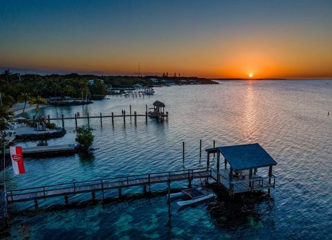 Prix fabuleux sur cette propriété en bord de baie sur Plantaion Key ! Faites-en votre domaine en bord de baie et profitez de tout ce qu’Islamorada a à offrir. Entièrement clôturée pour plus d’intimité, cette propriété offre une vue imprenable sur la ...