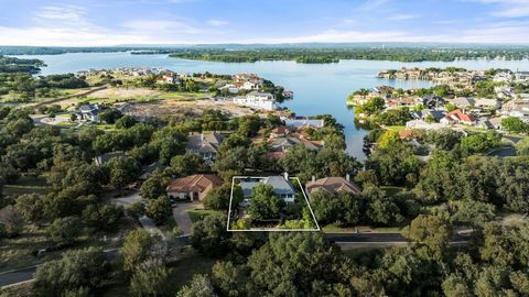 Dieses stattliche 2-stöckige Haus liegt an einem ruhigen Kanal des LBJ-Sees und nur einen Steinwurf vom offenen Wasser entfernt und bietet über 4.600 Quadratmeter raffinierte Wohnfläche. Mit 5 Schlafzimmern und 4,5 Bädern ist diese Residenz sorgfälti...