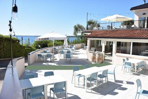 Vacanze nel parco roulotte direttamente sul Lago di Garda, immerso tra ulivi secolari. Le case mobili sono modernamente arredate e tutte dotate di terrazza coperta. Il complesso turistico offre servizi per tutta la famiglia: piscina esterna comune co...