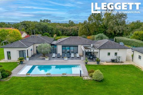 A32840SGU47 - Cette villa moderne de plain-pied allie style et confort sur une surface de 207,60 m². Elle comprend quatre chambres spacieuses, dont une suite parentale avec accès direct à la piscine, ainsi qu’un espace de vie ouvert incluant cuisine,...